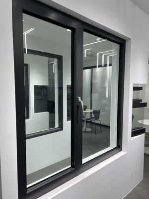 Ventanas de aluminio con revestimiento en polvo blanco con superficie anodizada y pantalla de fibra de vidrio abierta a 90 °